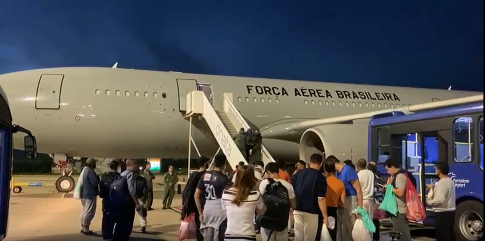 Avião da FAB com brasileiros deportados pelos EUA pousa em Confins | Brasil  | O Liberal