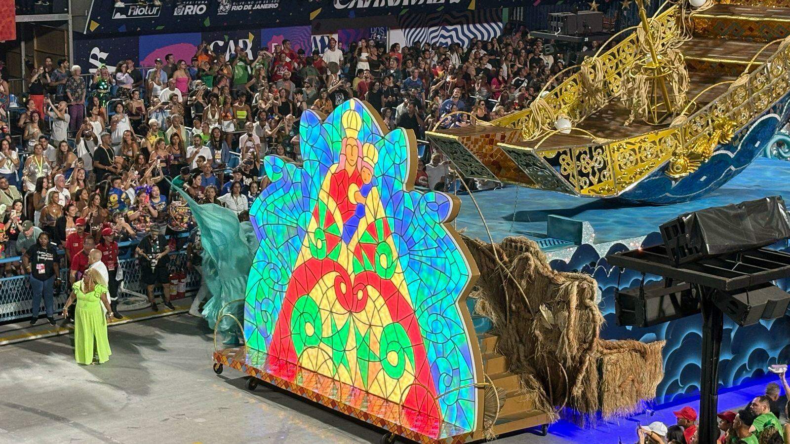 A imagem de Nossa Senhora de Nazaré foi retratada de forma artística e vibrante,  e teve como inspiração os que estão presentes no chão do Theatro da Paz, em Belém