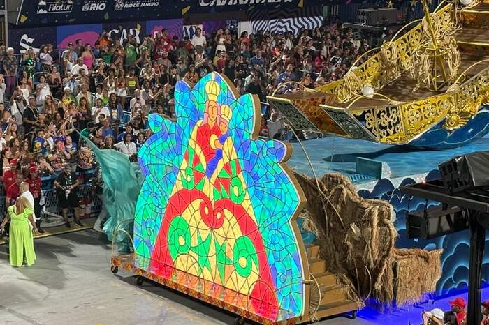 A imagem de Nossa Senhora de Nazaré foi retratada de forma artística e vibrante, e teve como inspiração os que estão presentes no chão do Theatro da Paz, em Belém