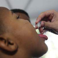 A vacinação é a melhor forma de proteção contra a pólio, erradicada no Brasil desde 1994.