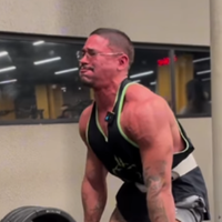 When he lifts weight in the gym he bleeds on the face of man; Video virales on social networks.