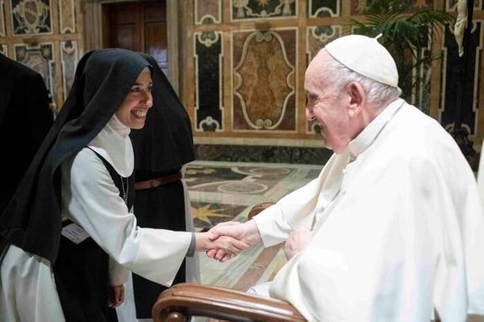 A freira Aline cumprimenta o Papa Francisco