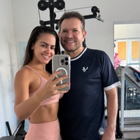 Guitarrista Ximbinha treina com a esposa e recebe declaração carinhosa.