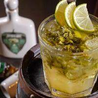 Drink com cachaça de jambu