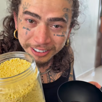 De passagem por Belém, Whindersson Nunes experimenta açaí com farinha.