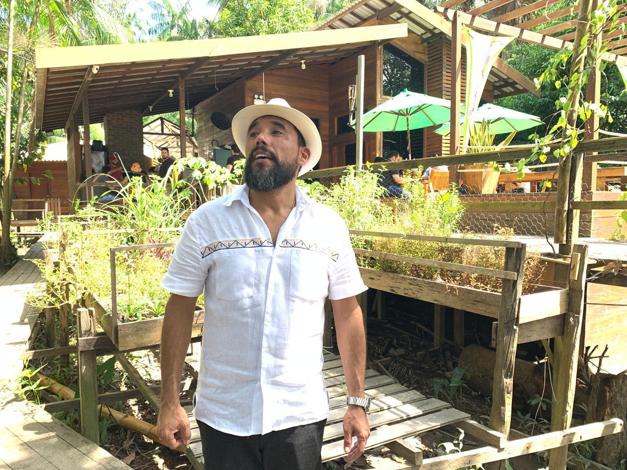 Paulo Henrique é o empresário por trás de um chalé para hospedagem na ilha.