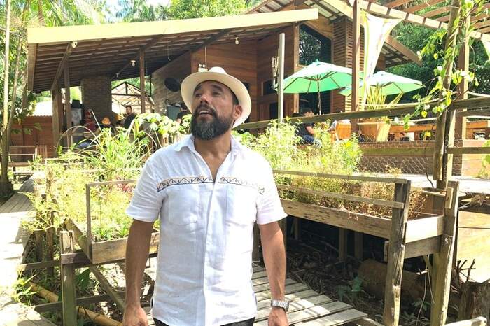 Paulo Henrique é o empresário por trás de um chalé para hospedagem na ilha.