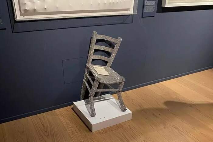 Obra intitulada "Van Gogh" foi danificada por turista após ele sentar e tentar tirar foto