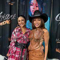 Mileide Mihaile ao lado da cantora paraense Viviane Batidão