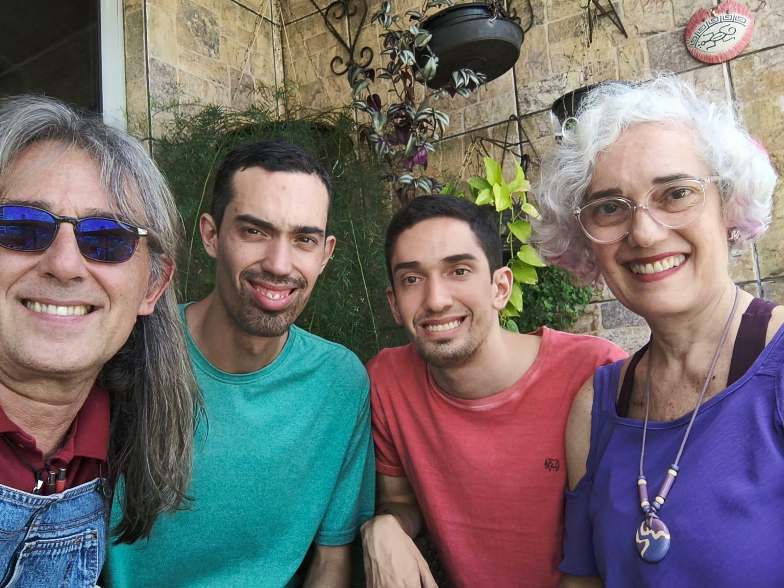 Cezarina Souza e Waldermar Sampaio junto com os filhos Breno Sampaio (à direita, de vermelho) e Mateus Sampaio (à esquerda, de verde)