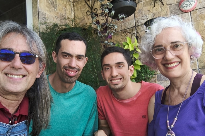 Cezarina Souza e Waldermar Sampaio junto com os filhos Breno Sampaio (à direita, de vermelho) e Mateus Sampaio (à esquerda, de verde)