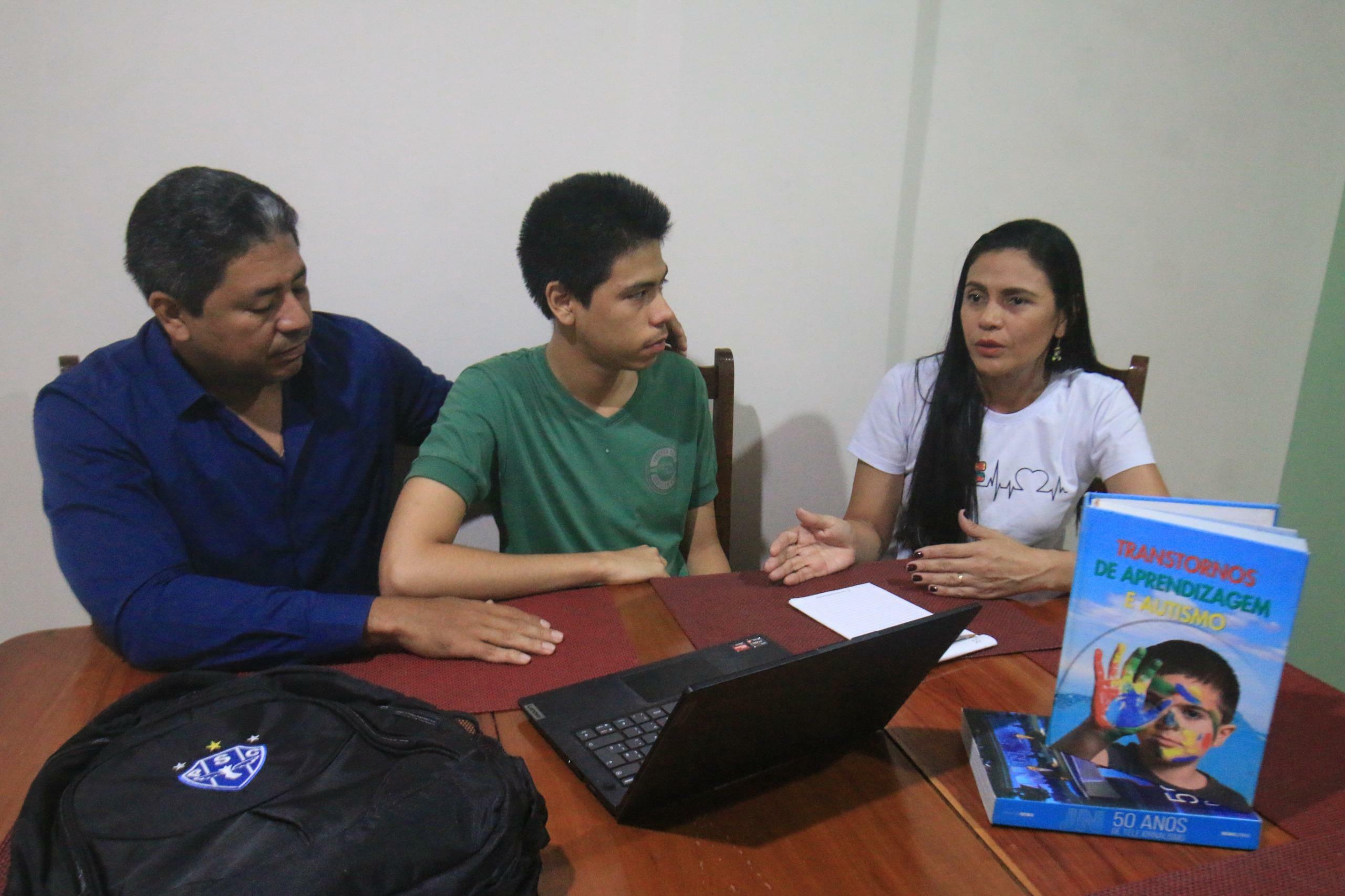 Rose Mary da Costa explica que são necessárias adaptações curriculares