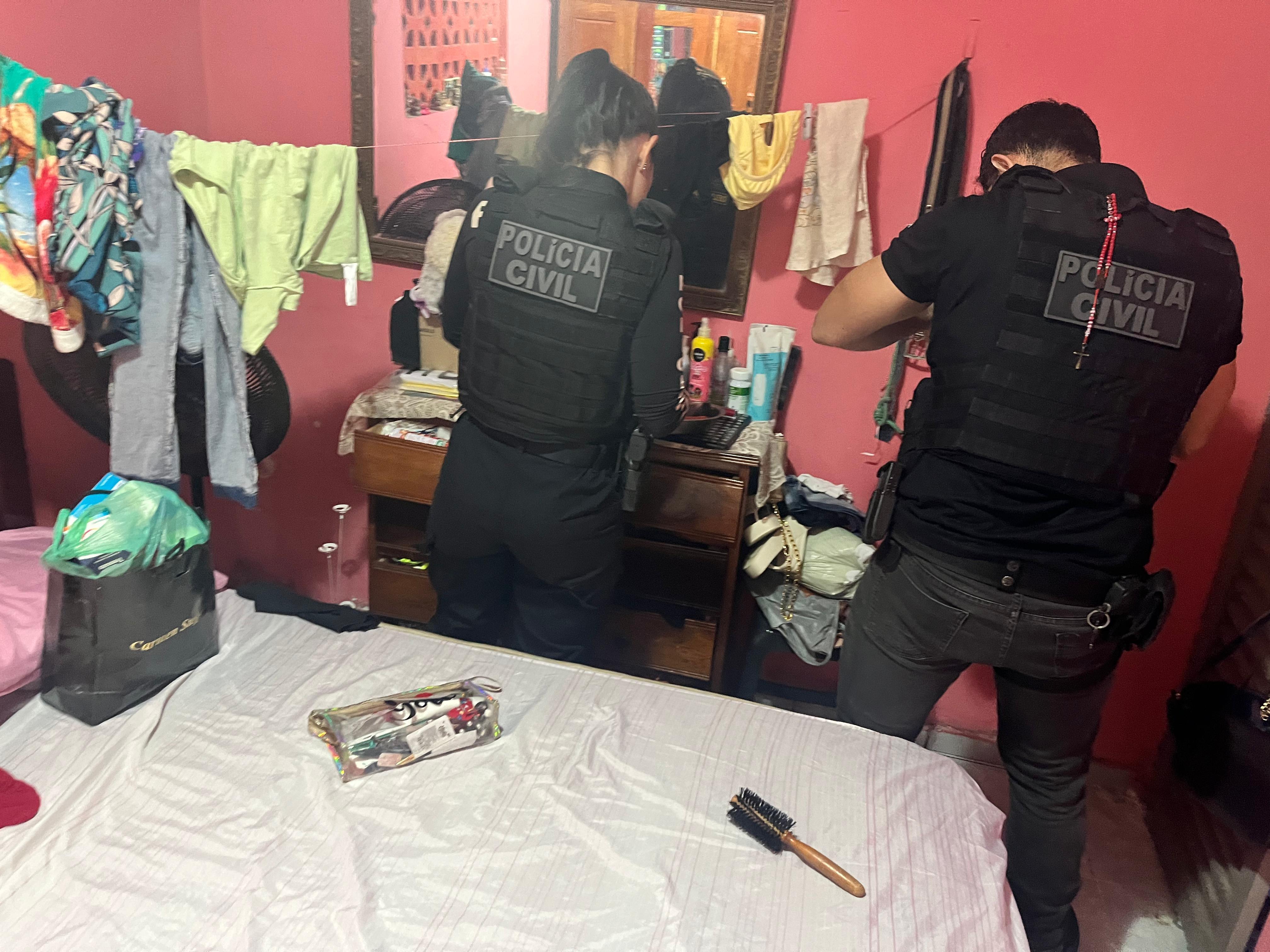 A imagem em destaque mostra os policiais civis durante a operação.