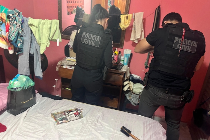 A imagem em destaque mostra os policiais civis durante a operação. A imagem em destaque mostra os policiais civis durante a operação.