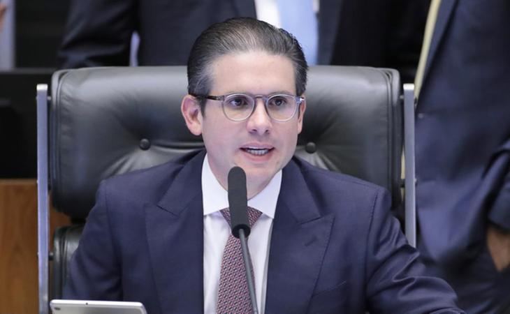 Hugo Motta discute com líderes reforma política com voto distrital misto ou distritão