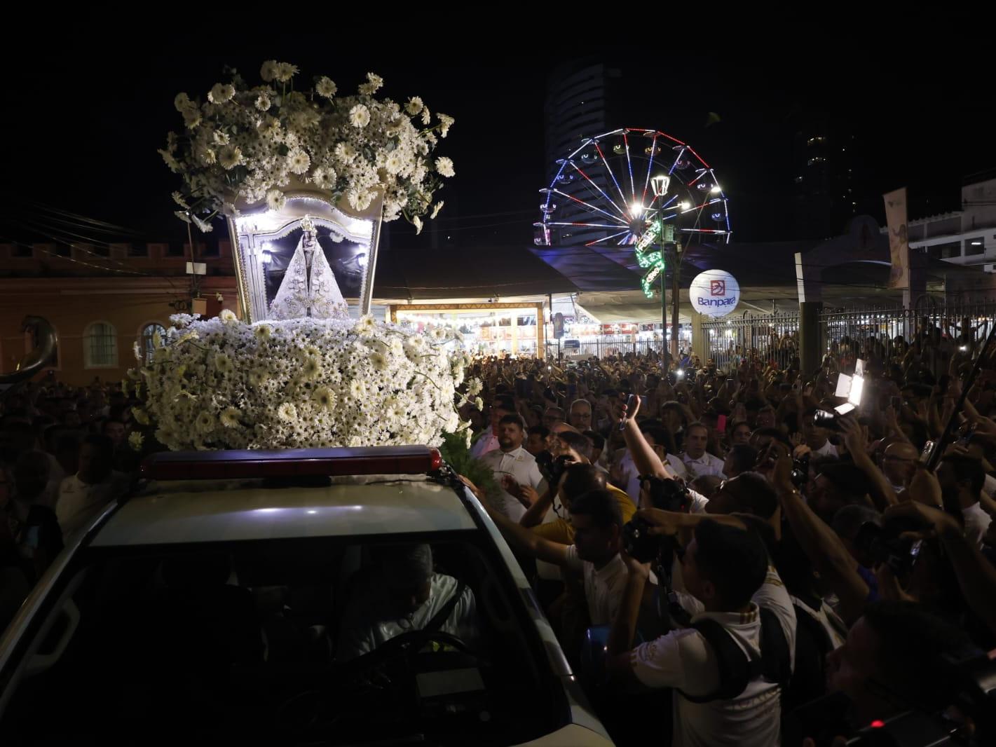 Milhares de fiéis participam do Traslado dos Carros, primeira romaria oficial do Círio 2025.