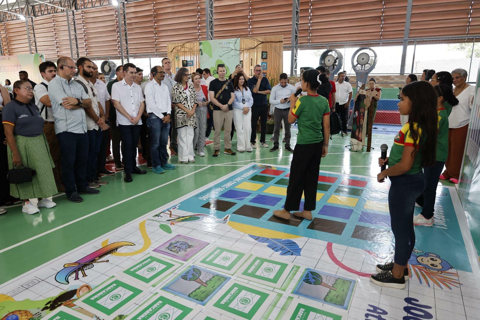 Estudantes apresentaram projetos de sustentabilidade, como tintas e sabão ecológicos, além de demonstrações de energia sustentável com painéis solares e eólicos