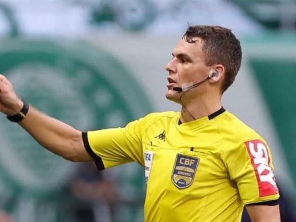 Após polêmica contra o Grêmio, árbitro Fifa irá comandar Vasco x Remo