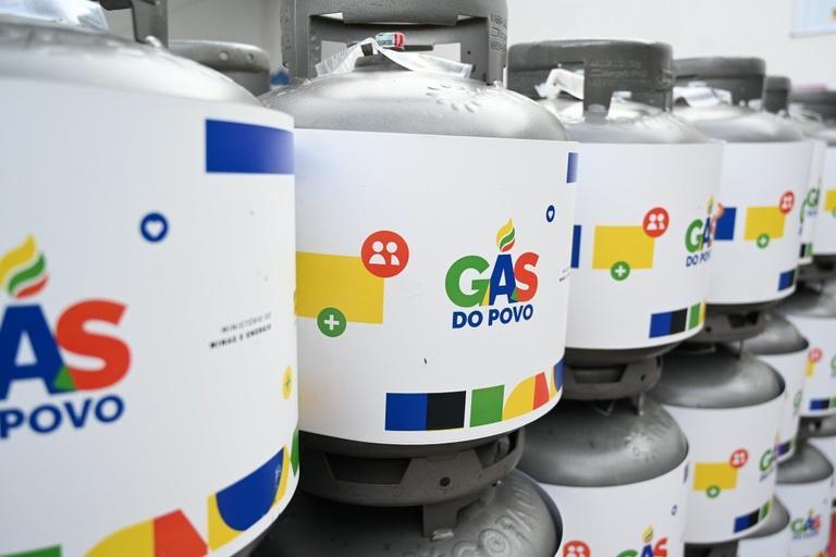 O Programa Gás do Povo substituiu o antigo auxílio-gás e garante a recarga gratuita do botijão para famílias em situação de vulnerabilidade social.