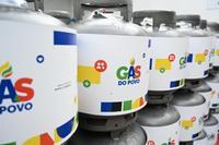 O Programa Gás do Povo substituiu o antigo auxílio-gás e garante a recarga gratuita do botijão para famílias em situação de vulnerabilidade social.
