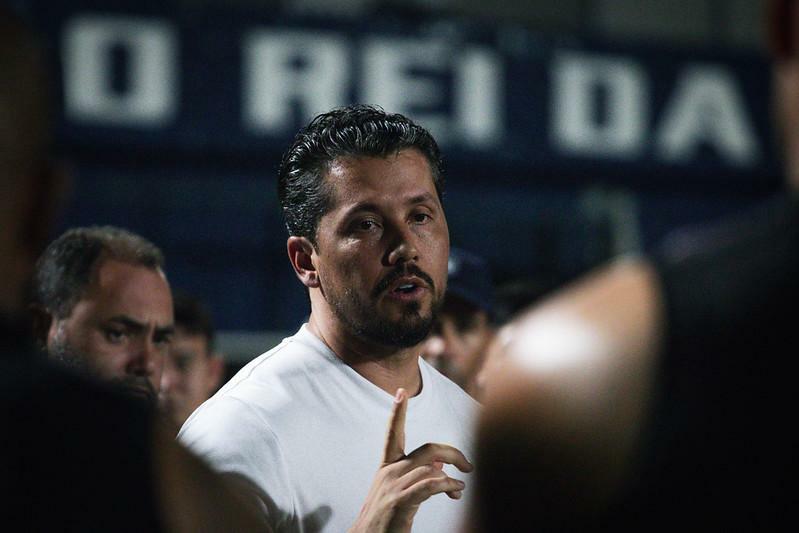 Thiago Carpini vem sofrendo com a falta de opção e qualidade no elenco do Remo. (Foto: Samara Miranda/Remo)