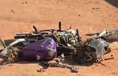 A imagem em destaque mostra a motocicleta em que a vítima restava totalmente destruída após a batida com o carro.