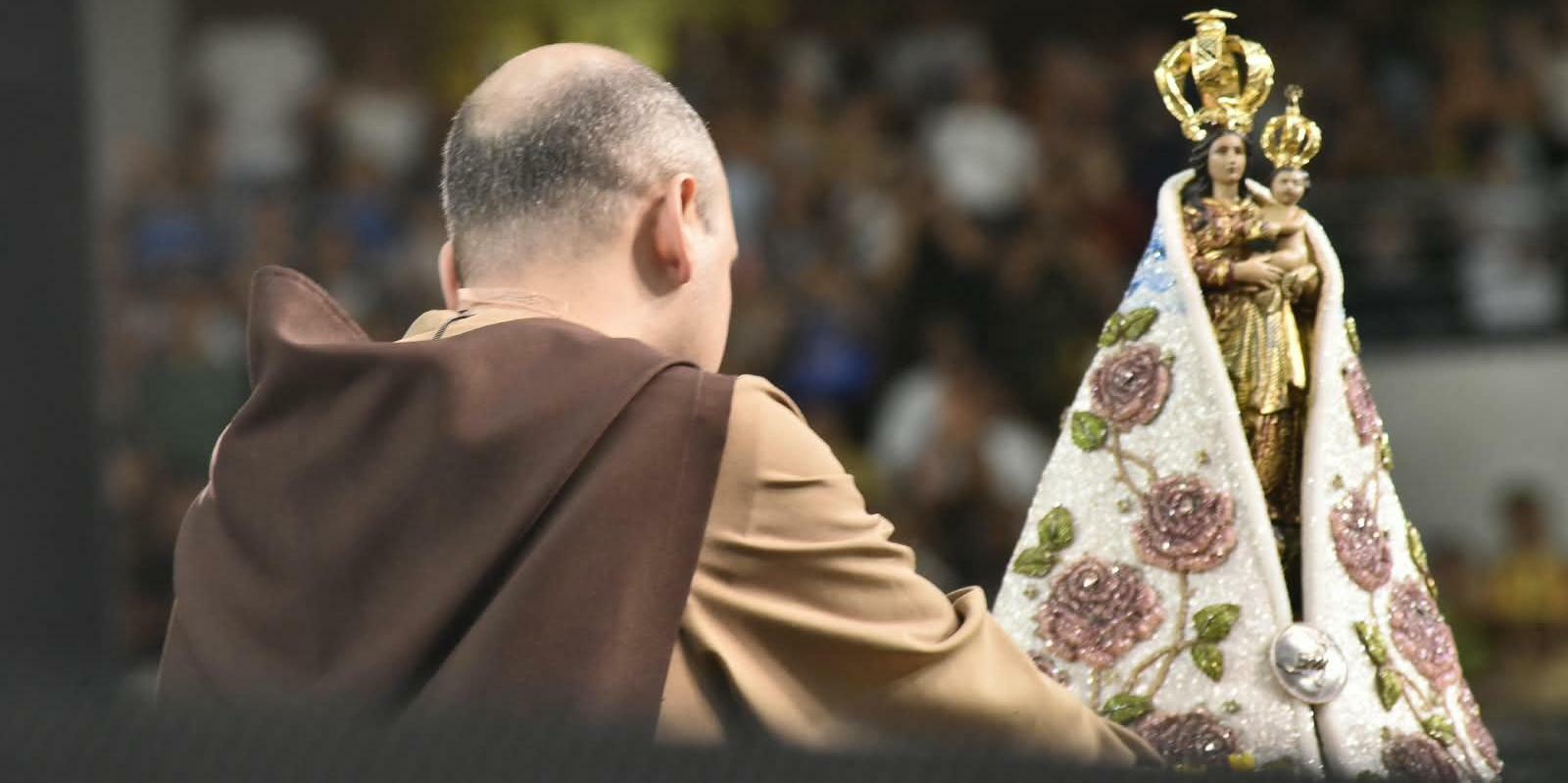Imagem de Nossa Senhora de Nazaré emociona fiéis durante Vigília