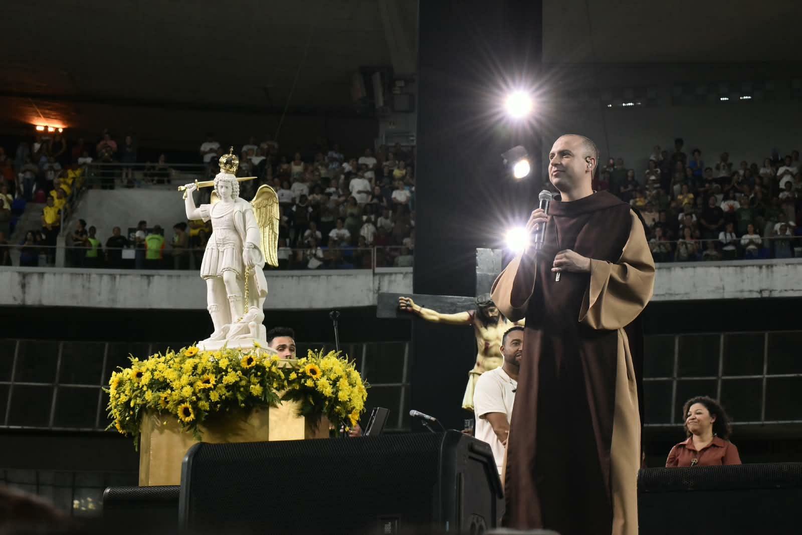 Frei Gilson reúne multidão em vigília de São Miguel no Mangueirão