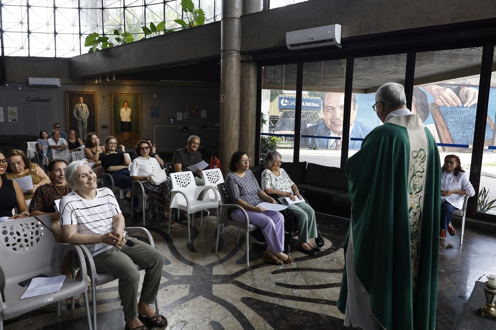 Celebração foi realizada no hall de entrada da sede da empresa, localizada na avenida Romulo Maiorana