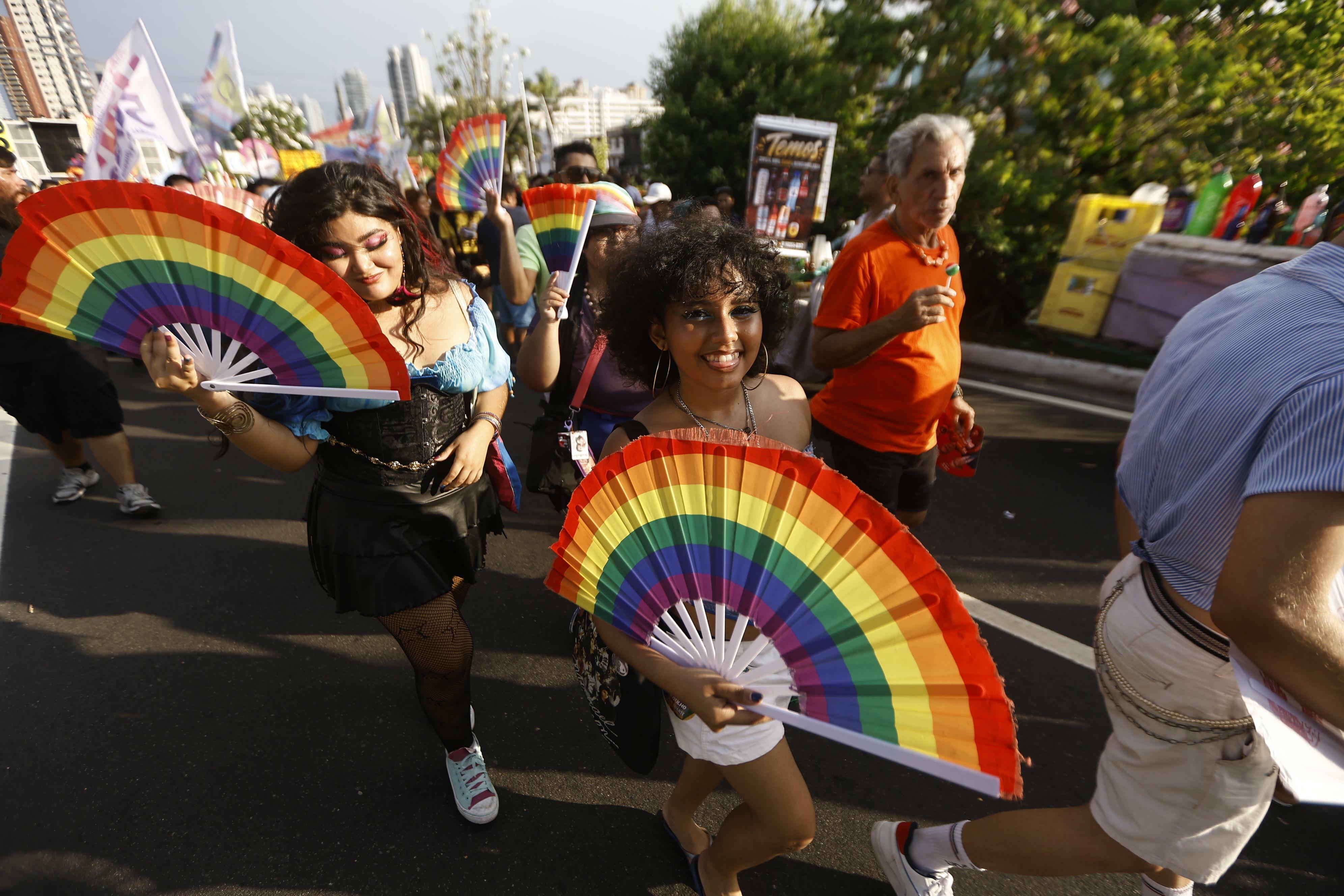 Participantes caminharam pelas ruas do Umarizal durante o percurso da Parada do Orgulho LGBTI+