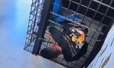 Vídeo: suspeito 'se espreme', foge da cela de delegacia e sai andando