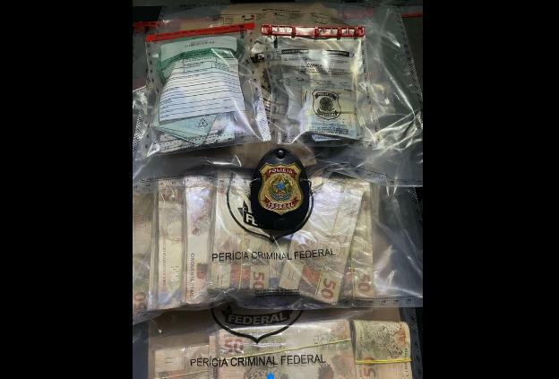 Nas buscas, os agentes apreenderam aparelhos eletrônicos, documentos, três veículos e R$ 87.475 em espécie.