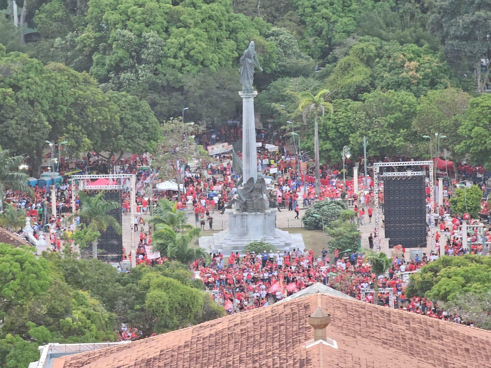 Apoiadores de Lula se reúnem na Praça da República, em Belém.