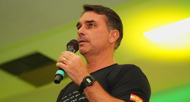 Flávio Bolsonaro nega projeto para tirar título de Nossa Senhora Aparecida
