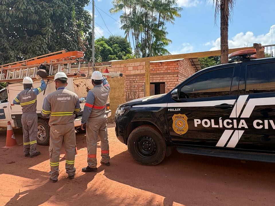 A imagem mostra uma viatura da Polícia Civil e funcionários da Equatorial durante a operação.