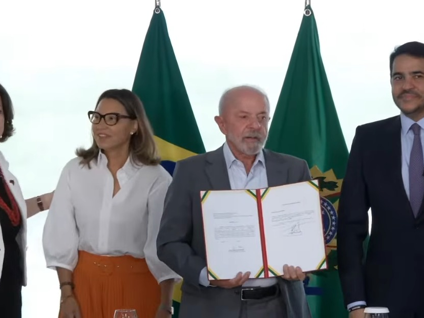 Presidente Lula assinou parecer nesta quinta (1º) em um ato junto à AGU e outros convidados