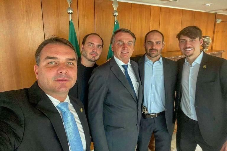 Flávio, Eduardo, Jair, Carlos e Renan Bolsonaro juntos.