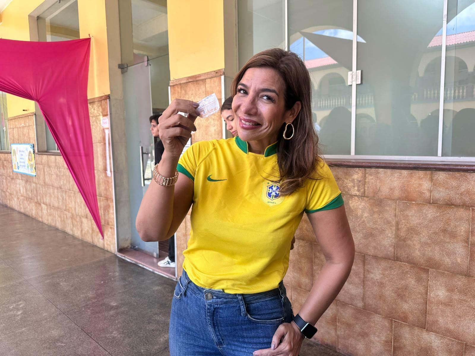 Gabriela Alves de Barros levou a colinha com os números dos candidatos