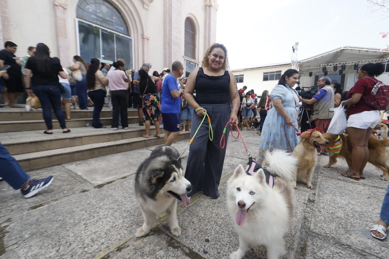 A arquiteta Verônica Silva, 25 anos, tutora do Luky e da Malu, ambos huskys siberianos.