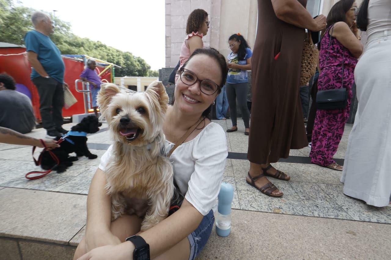 A professora Nathalia Nobre e seu pet Bisteca, um yorkshire.