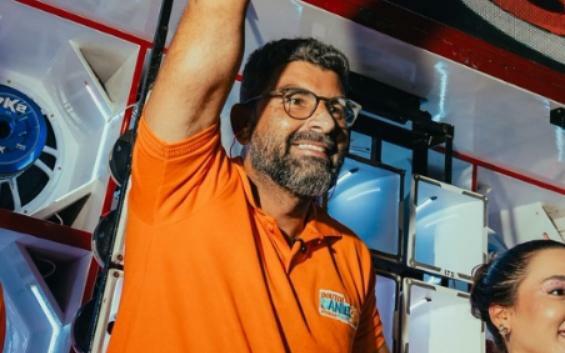 Dr. Daniel comemora com apoiadores. (Divulgação)