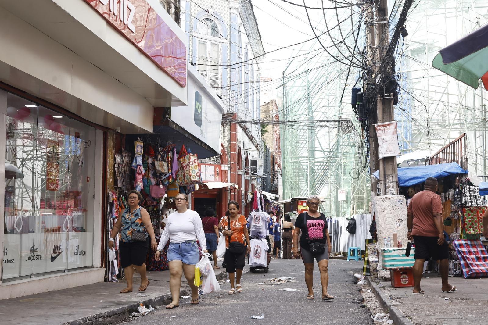 Bloqueio após desabamento de parte de prédio dificulta a circulação de veículos, pedestres e clientes e afeta a rotina do comércio no centro de Belém