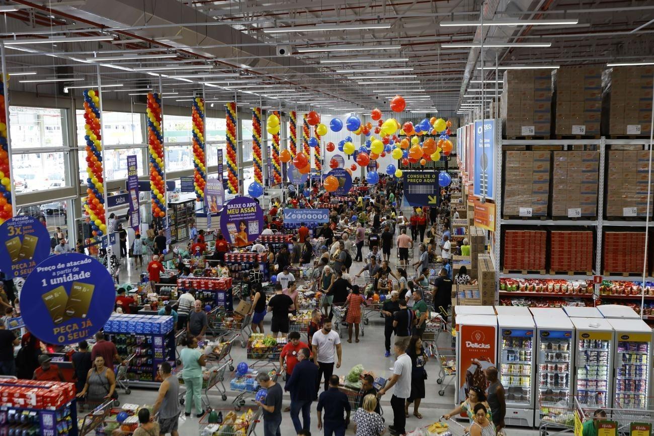 Supermercado atacadista distribui prêmio em seu aniversário