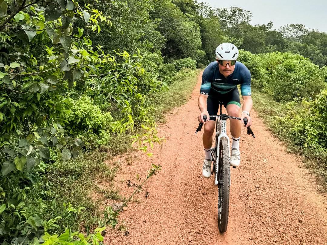 Piloto da F-1 rejeita avião e faz trajeto de 350 km entre corridas de bicicleta