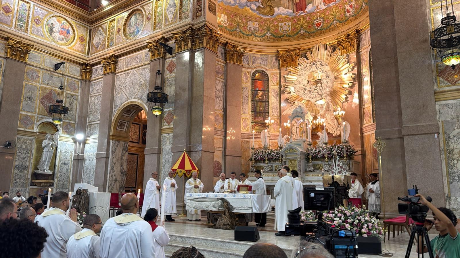 A programação começou às 18h, com a Missa de Abertura celebrada na Basílica Santuário de Nazaré por Dom Julio Endi Akamine