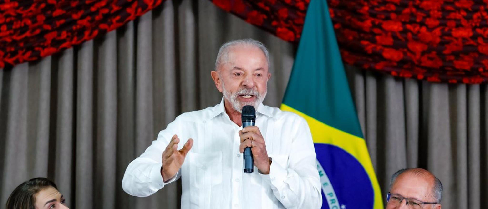 Lula cobra votação da PEC do fim da 6x1 e mira Flávio Bolsonaro