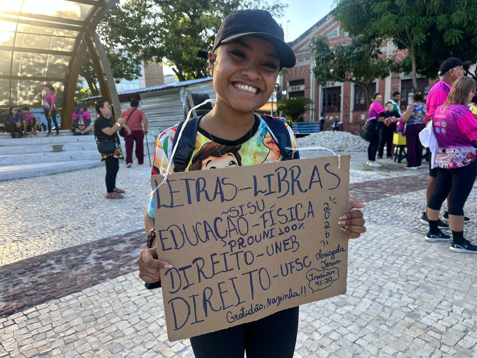 A imagem em destaque mostra Flávia Alessandra dos Santos Moraes, de São Domingos do Capim, no nordeste do Pará, que obteve várias aprovações no ensino superior.