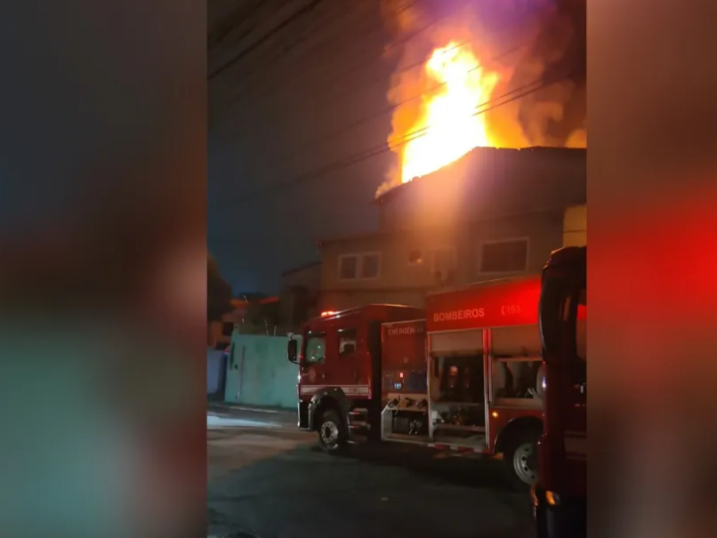 Incêndio de grandes proporções atinge fábrica no Jabaquara, na zona sul de São Paulo