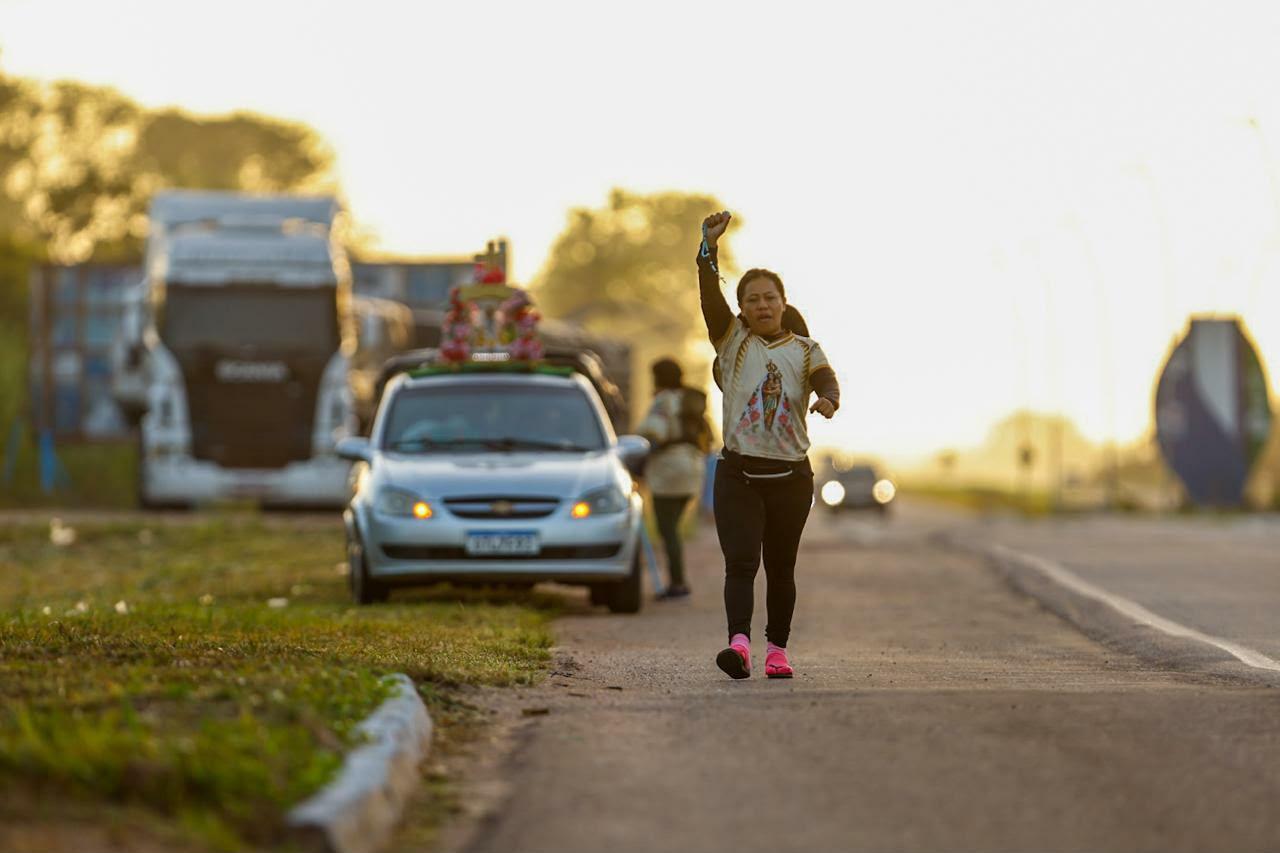 A imagem em destaque mostra Ana Carolina Ferreira Monteiro, 38 anos, agente de saúde, que agradece a cura do sogro de um câncer.
