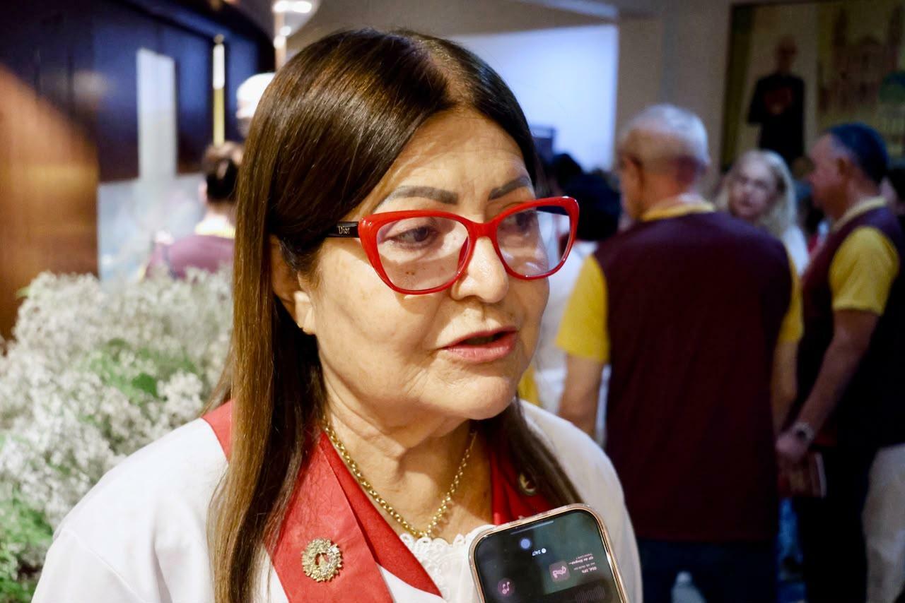 Ana Virgínia Cunha orienta o grupo de oração nas preces